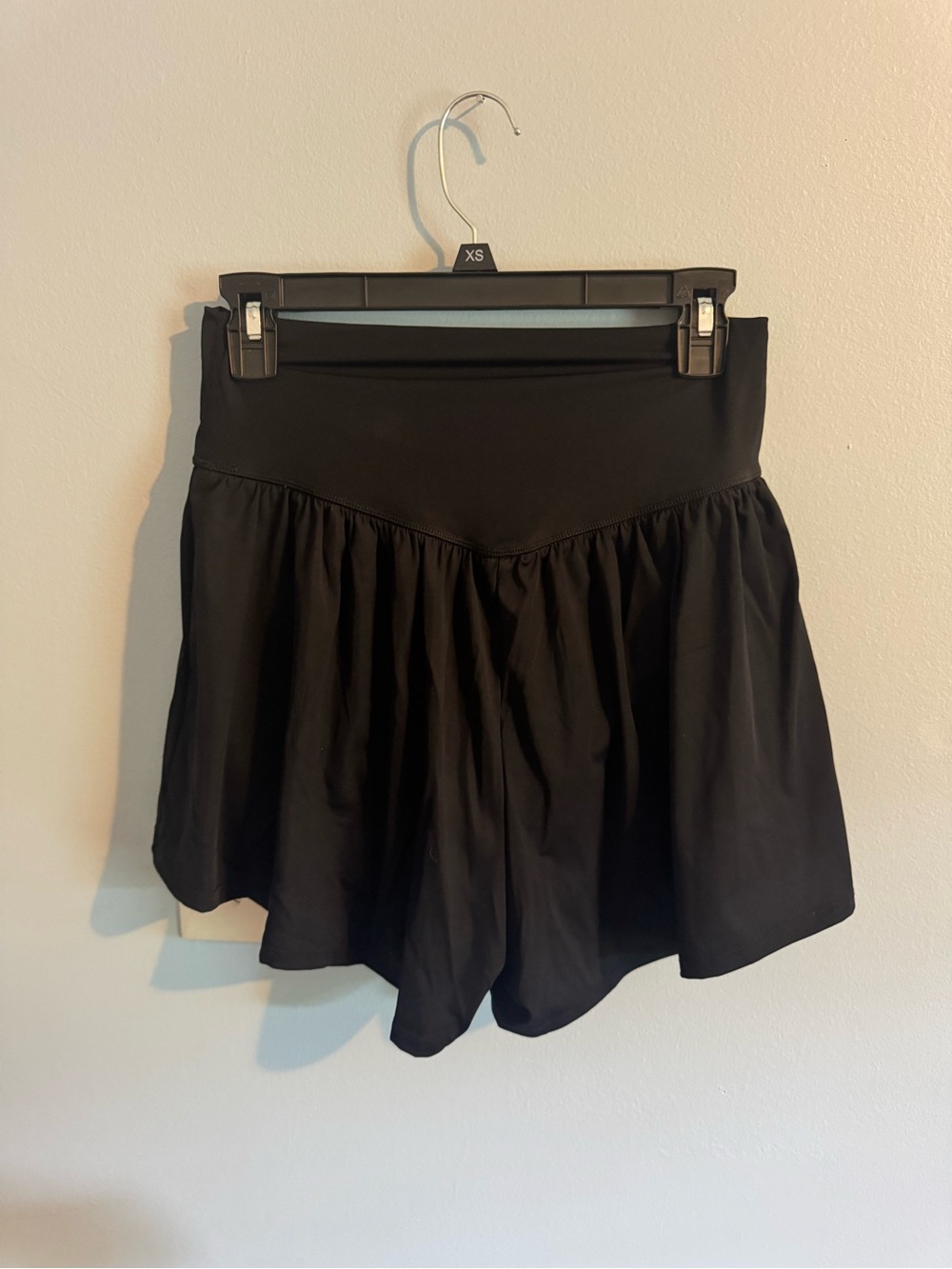 Women's Black High-Waist Flowy Shorts - Picture 3 of 6